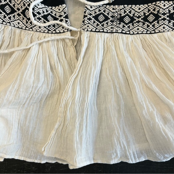 Lucy and Laurel Tribal Boho Embroidered Blouse - Picture 8 of 11